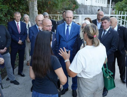Položeni vijenci kod spomen-ploče hrvatskim logorašima u Morinju